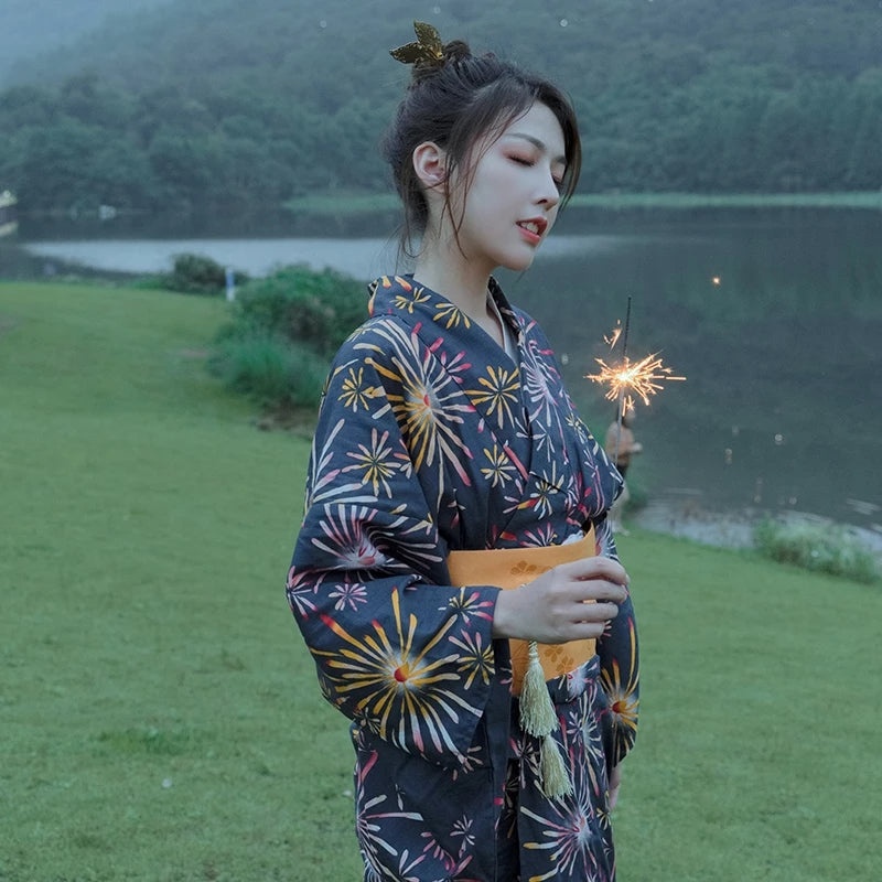 着物 Kimono Tradicional de 花火 (Hanabi)